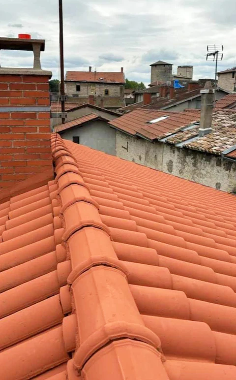Toiture en tuiles canal terre cuite rouge-orangé, vue en plongée