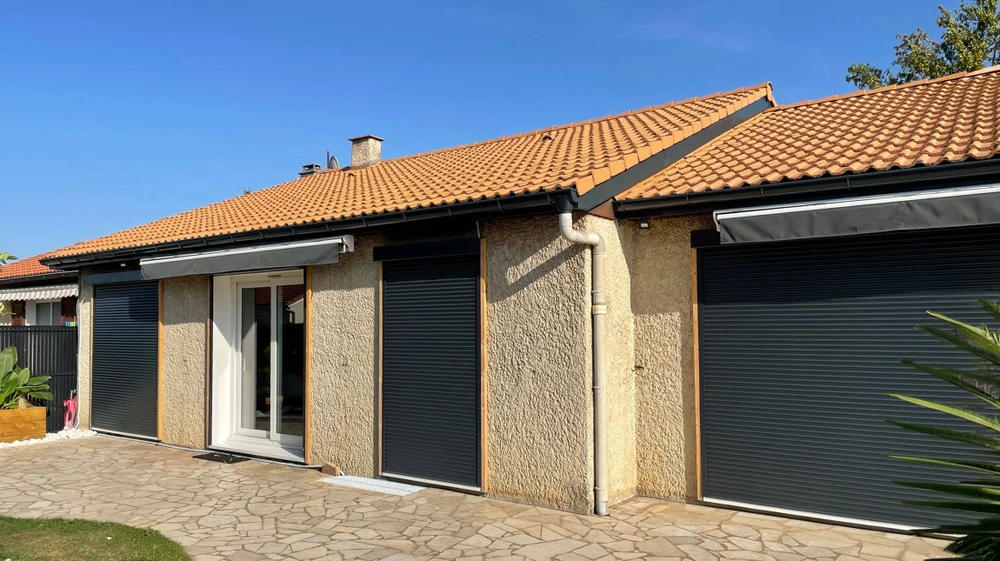 Façade d'une maison de plain-pied avec toiture en tuiles canal terre cuite