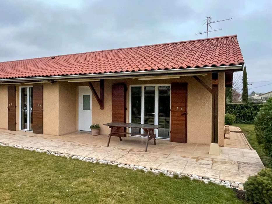 Pavillon de plain-pied avec terrasse dallée en pierre calcaire