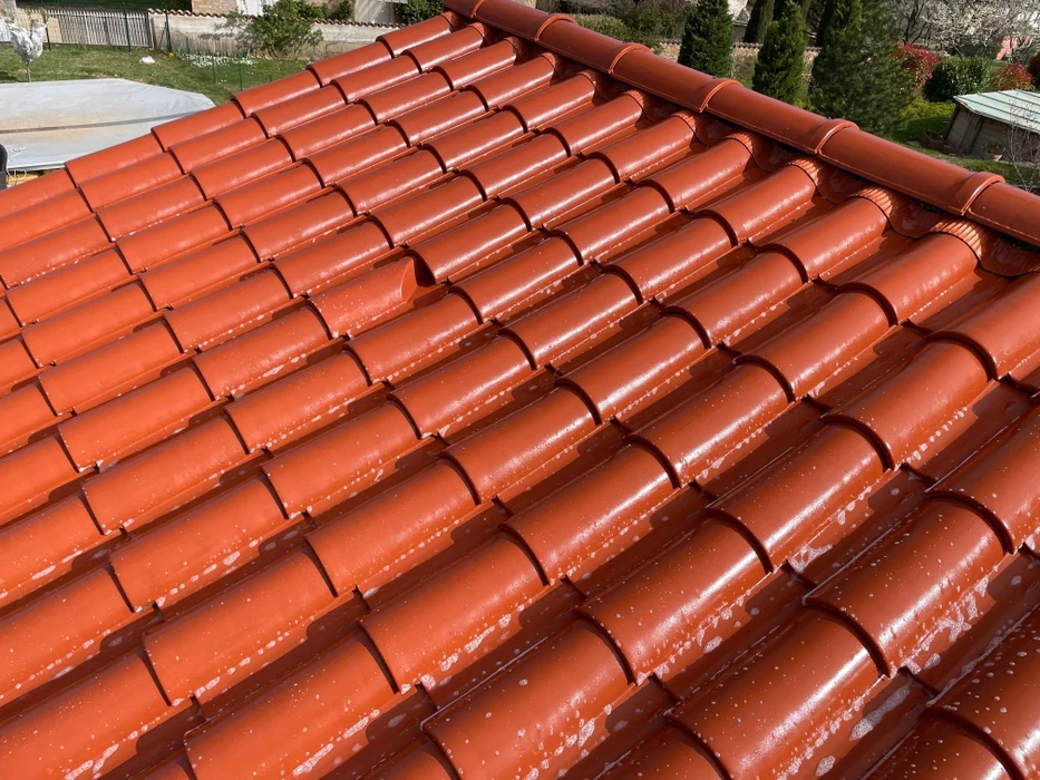 Toiture extérieure en tuiles canal terre cuite rouge-orangé, disposées en rangées superposées selon la technique traditionnelle méditerranéenne