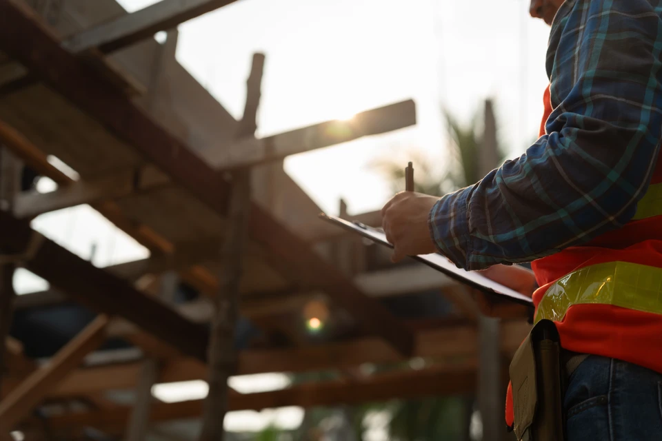 Roofer travaille sur un toit incliné démontrant des compétences dans le projet de rénovation de la maison