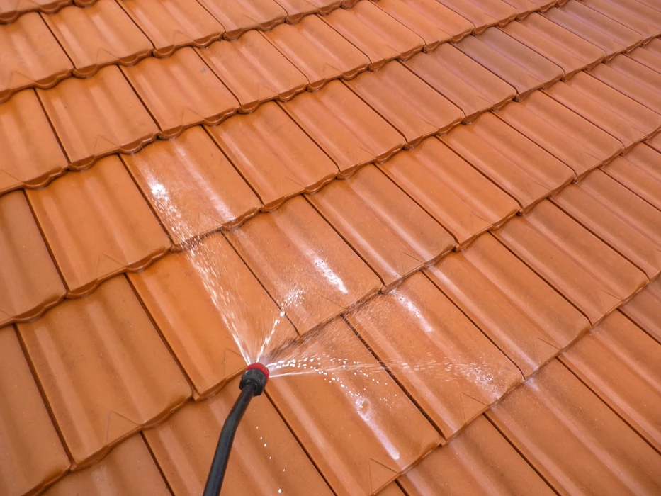 Toiture extérieure en tuiles canal terre cuite rouge-orangé, disposées en rangées superposées selon la technique traditionnelle méditerranéenne
