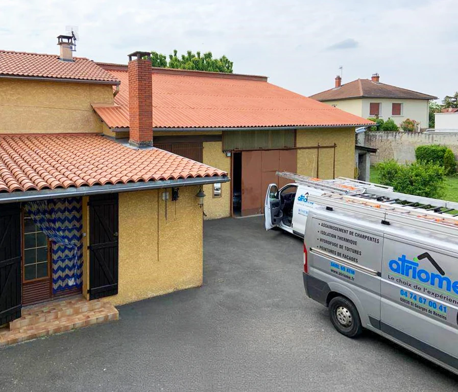 Ouvrier installateur en équipement de sécurité travaillant sur toiture de maison résidentielle