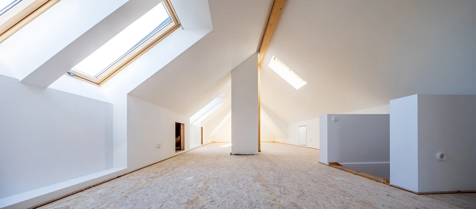 Intérieur mansardé moderne avec fenêtres de toit ouvrantes